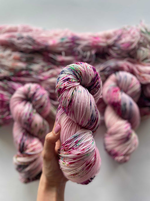 Fresh Cut Flowers Ruby And Roses Yarn fresh-cut-flowers-ruby-and-roses-yarn